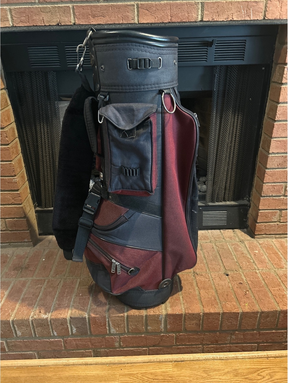 RJ Vintage Golf Bag in Black and Burgundy - Picture 2 of 8